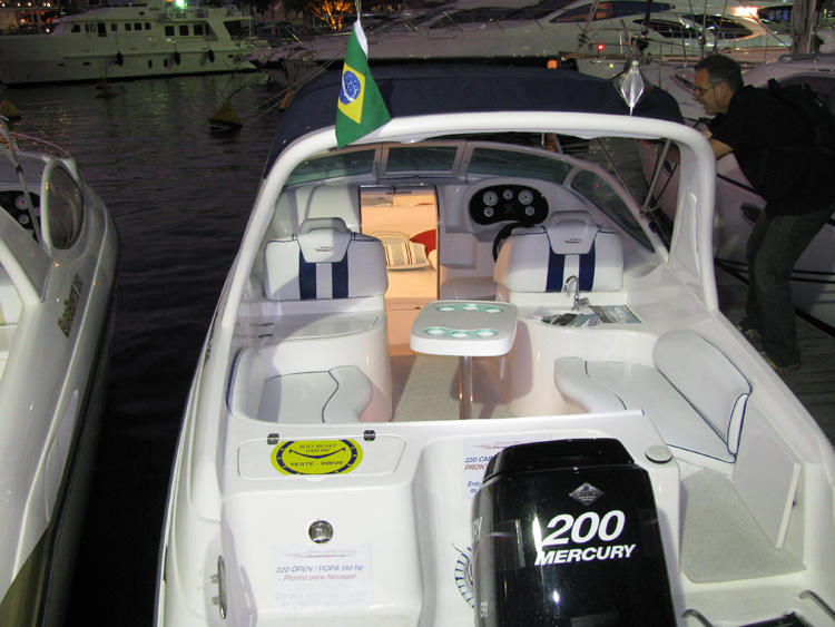 RS 240 Cabinada Motor de popa
